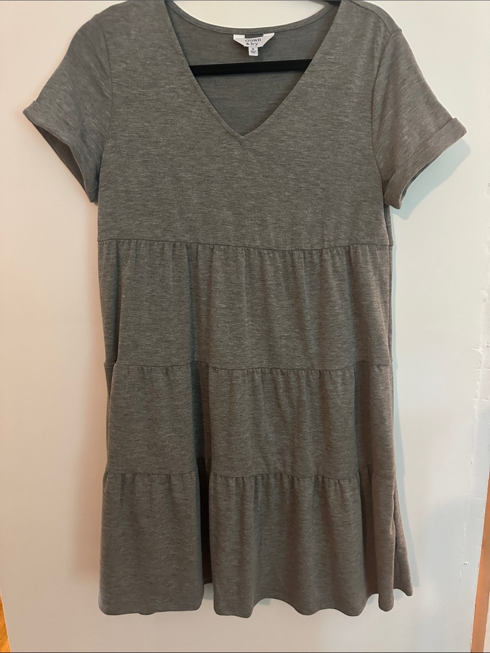 crown & ivy Heather Grey V-Neck Tiered Casual Dress